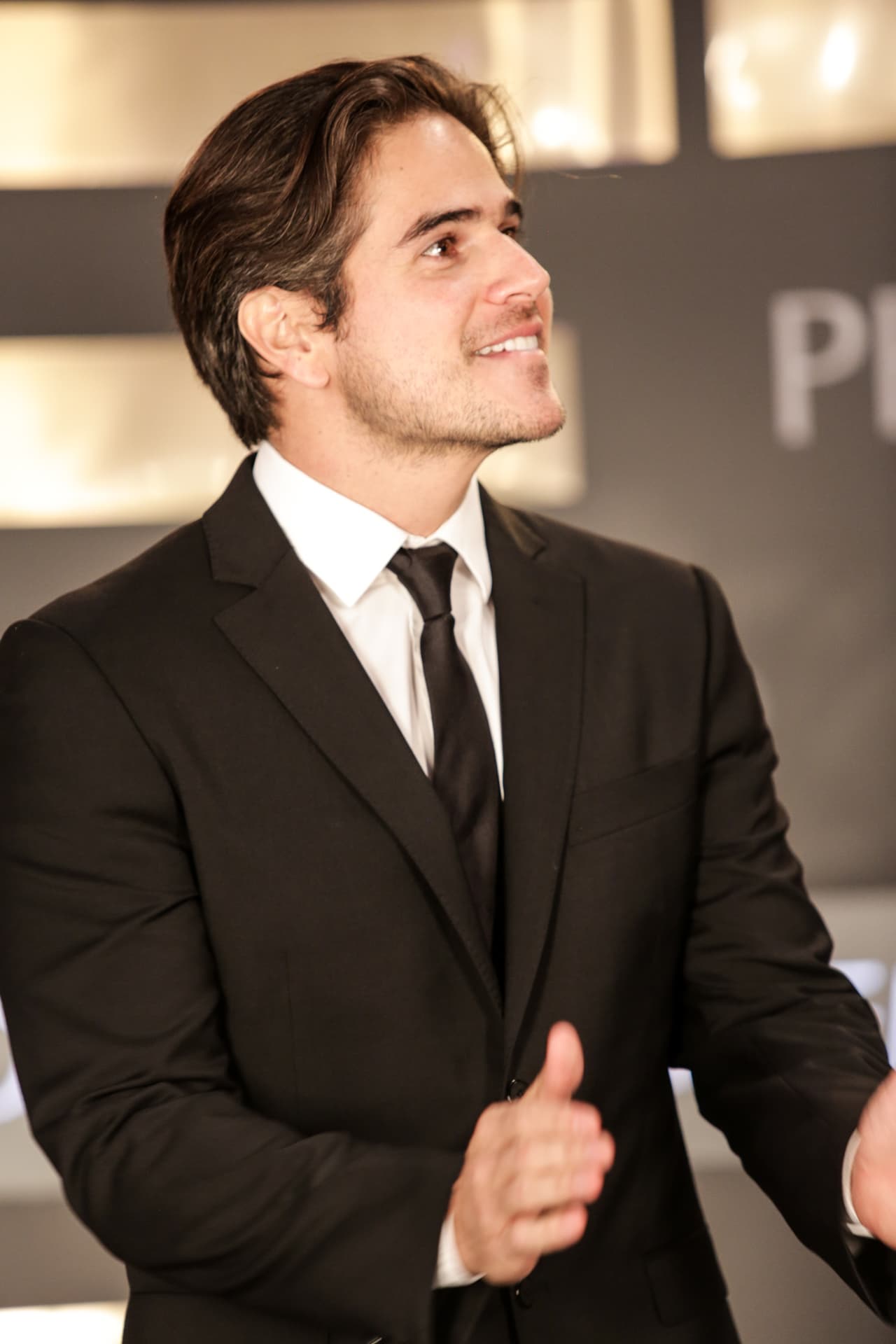 El actor colombiano llega al Nuestra Belleza Latina VIP para compartir mesa con Osmel Sousa y Jaqueline Bracamontes. Sin duda, es un elemento que hará suspirar a las chicas con sólo verlo. Daniel no es ajeno a las bellas. Fue jurado durante las audiciones en Nueva York en 2014. ¡Allí Mela, la Melaza y él se enamoraron! Como galán de novela nos hemos enamorado de él en Teresa, Amorcito Corazón, Corazón Indomable y La Gata. ¿Te gusta el nuevo juez de Nuestra Belleza Latina?