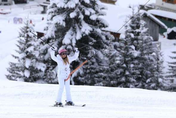Catharina-Amalia es la hija del rey Willem Alexander y su esposa la reina Máxima. Willem ascendió al trono en 2013, luego de la abdicación del trono por parte de su madre, la reina Beatriz.La princesa de Orange, la mayor de tres hermanas, a sus 11 años va a un colegio público, practica judo, jockey, le encanta la actividad hípica y habla perfectamente holandés, español e ingles.Y aunque sus apariciones públicas por el momento son limitadas, sus papás se aseguran de incluirla en las actividades tradicionales y necesarias para su formación como futura reina.