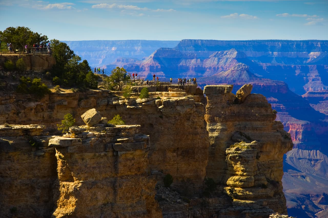 El Grand Canyon está situado en el norte de Arizona, abarca 277 millas del Colorado River y las tierras contiguas. Uno de los ejemplos de erosión más espectaculares del mundo, el Grand Canyon es inigualable en cuanto a las vistas que ofrece y ha sido declarado Patrimonio de la Humanidad.