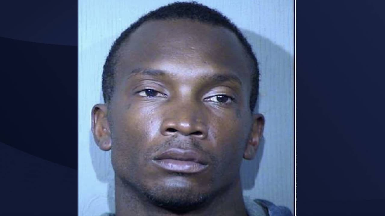 Alonzo Stevenson de 32 años es buscado por robo a mano armada. Es descrito como afroamericano, pesa 140 libras, mide 5 pies y 10 pulgadas y tienen cabello negro y ojos café. Llame al 480- 837-8446 si tiene información. Hay una recompensa de $2,000. 
<br>