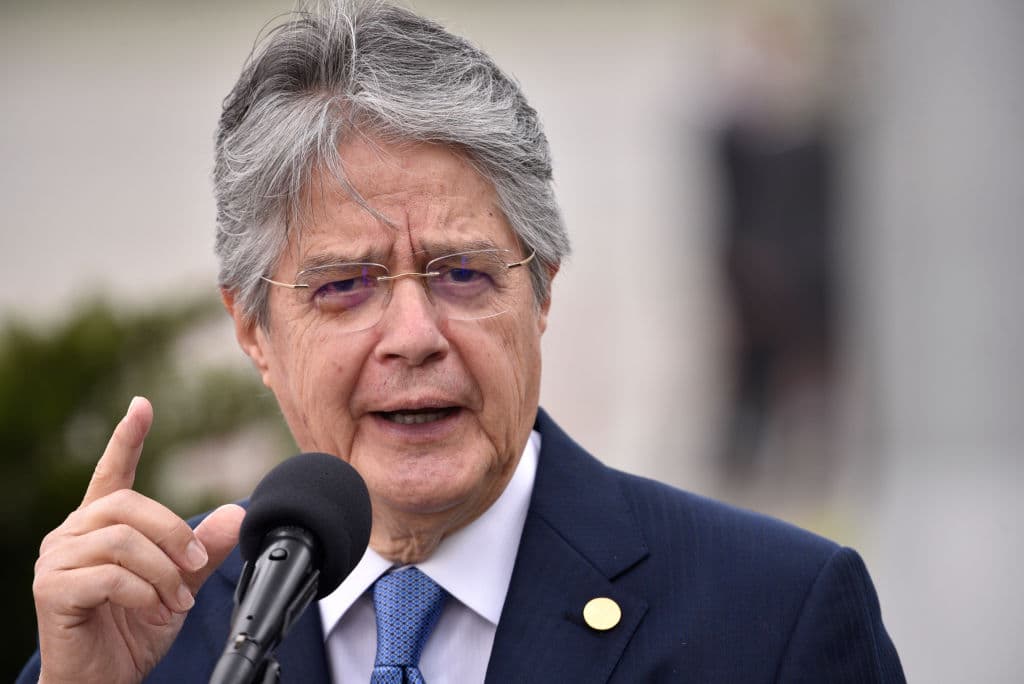 El presidente de Ecuador, 
<a href="https://www.univision.com/noticias/politica/resultado-de-las-elecciones-presidenciales-en-ecuador-guillermo-lasso-andres-arauz">Guillermo Lasso</a>, (derecha) es el cuarto mejor calificado en la encuesta de Ipsos, con 34%. Pero recibe una nota de desaprobación del 47%. 14% no opina. Los últimos meses Lasso ha debido gestionar una severa crisis, con manifestaciones multitudinarias de comunicades indígenas y varios 
<a href="https://www.univision.com/noticias/america-latina/motines-carcelarios-ecuador-presos-muertos-violacion-rehenes-guayas-cotopaxi-fotos">motines carcelarios que terminaron con decenas de muertos</a>.