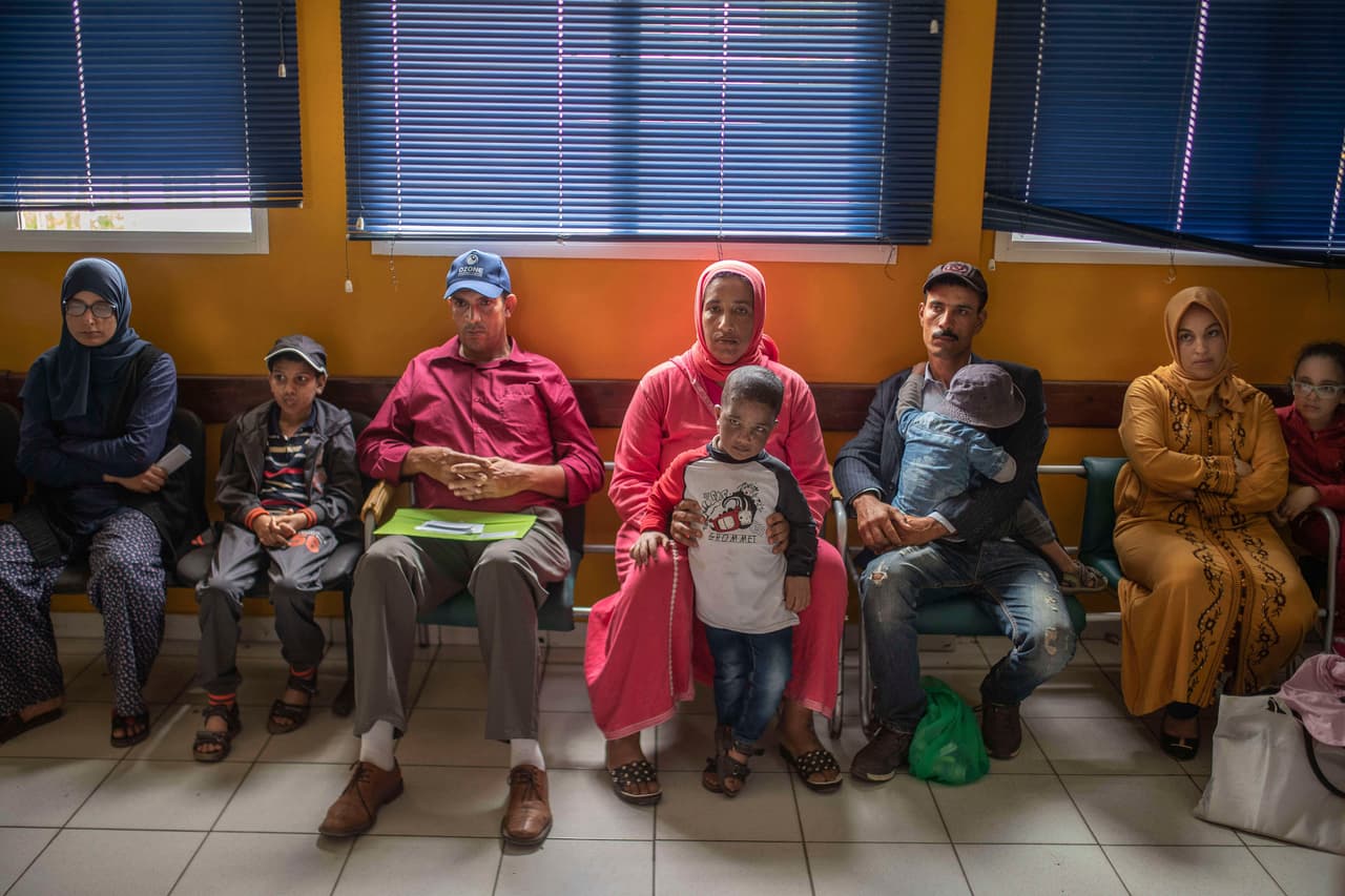 En la fotografía se observa a las familias que esperan con sus hijos afectados por el trastorno XP, dentro de un hospital en Casablanca, Marruecos.
<br>