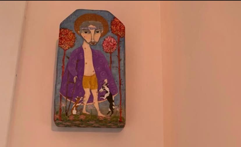 Parte del espacio sacro lo ocupa
<b> esta imagen de San Lázaro hecha por un artista local de Miami.</b> Michelle vive muy a flor de piel su 
<a href="https://www.univision.com/temas/religion">fe</a> y es muy devota del santo, por lo que no podía faltar en la habitación.