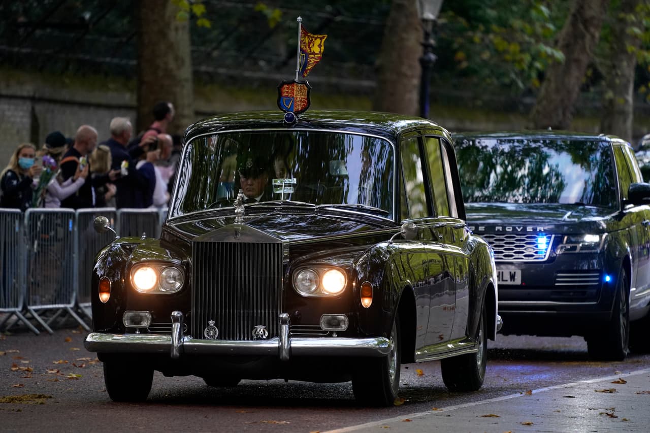“Siempre hay un soberano en el trono así que sería inapropiado que ondee a media asta”, señala la guía.
