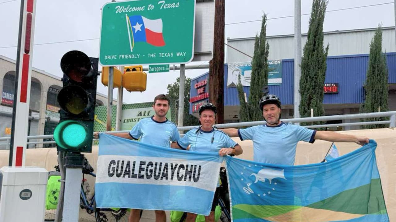 Los tres amigos llegan a Texas y posan junto a sus banderas.
