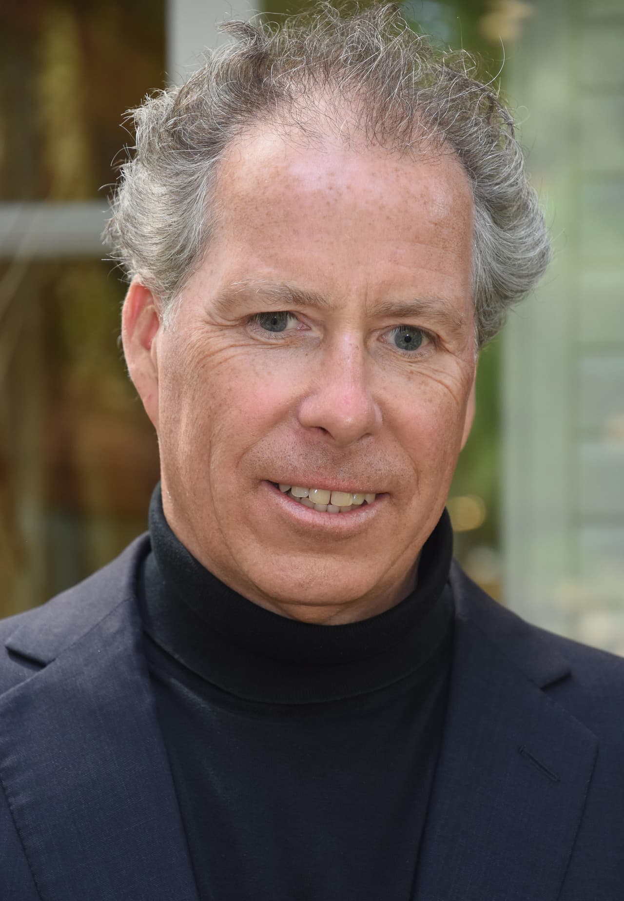 "David
<b> <a href="https://www.univision.com/famosos/hay-una-esposa-de-los-hijos-y-nietos-de-la-reina-isabel-ii-que-es-su-favorita-no-es-kate-ni-meghan-fotos" target="_blank">es muy, muy cercano a la reina</a></b> y al príncipe Carlos", dijo un amigo del conde al diario británico, "él va a (a la casa de descanso de la reina en) Sandringham en Navidad y aparece en Balmoral en verano".
<br>