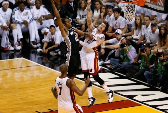 Habrá séptimo juego entre los Spurs y los Heat (30 fotos) ¡Locura total! Un juego electrizante, inolvidable, donde ambos equipos dieron una demostración inolvidable en el American Airlines Arena, manteniendo en vilo a los fanáticos en San Antonio y en Miami, primero durante los 48 minutos regulares y después en los 5 minutos de OT. .Tim Duncan, con una clásica demostración durante todo el partido, anotó más tantos en la primera mitad que la combinación de los 3 de Miami, Wade-James-Bosh 25/21, facilitando que los Spurs dominaran al Heat hasta comenzar el cuarto período, cuando Miami llevo a cabo un cambio de jugadores. Cuando solo faltaban 5 segundos para coronarse campeones los San Antonio Spurs, el incomparable Ray Allen empató el partido con un tiro de 3 puntos, forzando el OT. Con 1:43 en el reloj, LeBron James (triple/doble, 32 puntos, 11 asistencias y 10 rebotes) encaramó al Heat 101-100, y al concluir el OT, de nuevo Allen realizó una formidable jugada defensiva, dando dos puntos más al Heat, que terminó, a pesar de los umpires y para desconcierto de los comentaristas que daban el cetro a San Antonio, 103-101 sobre los Spurs. .