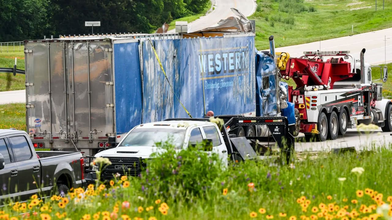 <h3 class="cms-H3-H3">¿Cuánto valía el cargamento? </h3>
<br>Si hacemos cuentas rápidas: 
<b>8 millones de monedas de 10 centavos suman unos $800,000 dólares en monedas</b>. Y ahora, esas mismas monedas brillantes tienen una historia que contar… 
<i>desde el lodo de Texas. </i>