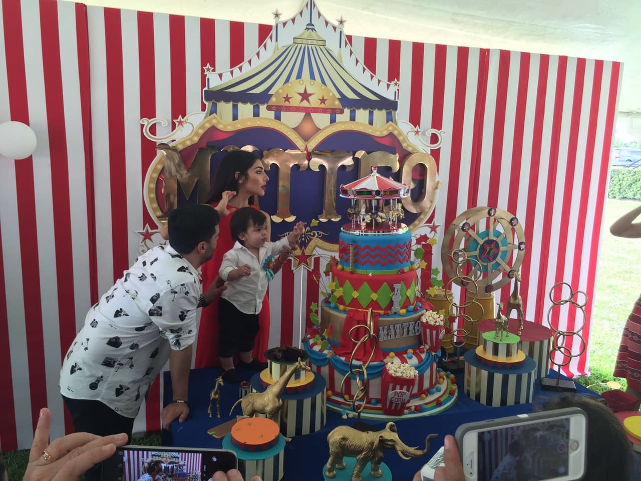 Nuestra primera reina celebró el primer cumpleaños del pequeño Matteo por todo lo alto con una divertida temática circense. Rodeados de amigos y familiares Alejandra y Aníbal lucieron felices junto a su hijo en una celebración que jamás olvidarán.
