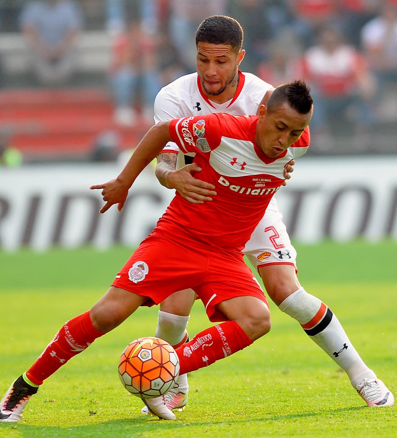 Mexico��s Toluca player Christian Cueva (R) vies for the ball with Brazil��s Sao Paulo player Bruno Vieira (L) during their Copa Libertadores 2016 round before the quarterfinals second leg football match at Nemesio Diez stadium on May 04, 2016, in Toluca, Mexico. / AFP / MARIA CALLS (Photo credit should read MARIA CALLS/AFP/Getty Images)
