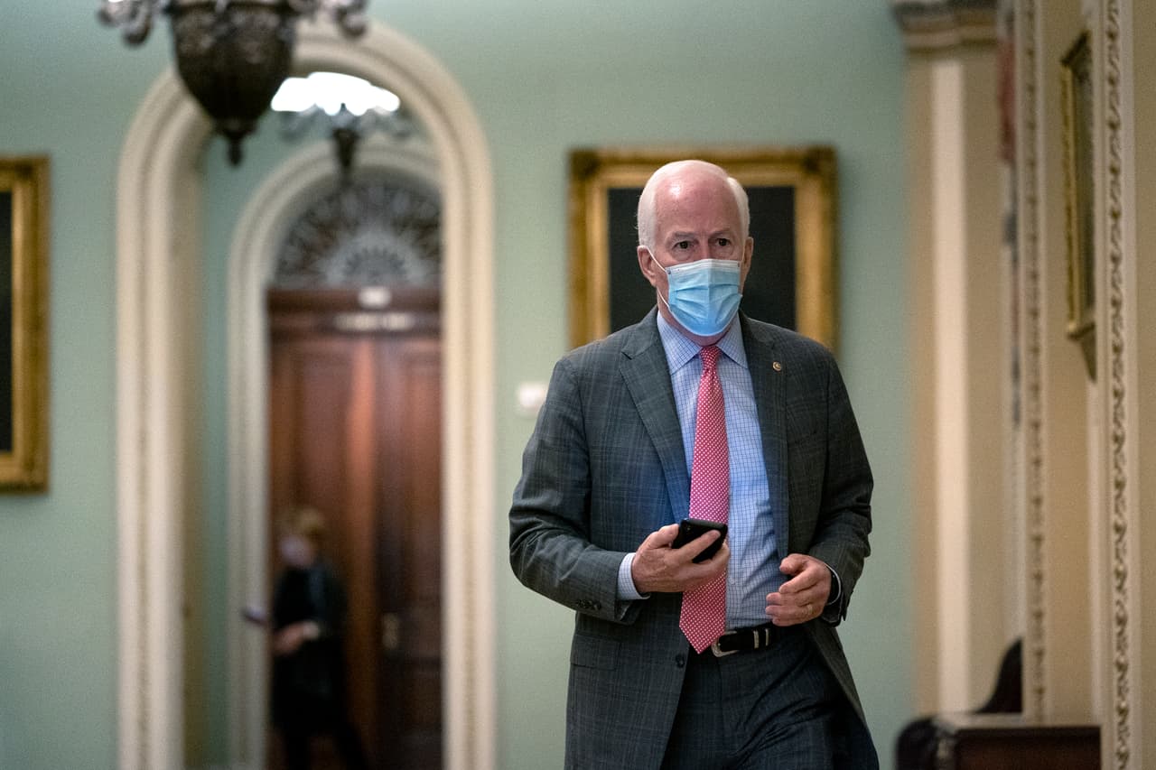 Senador de Texas muestra el hallazgo de papeletas en Puerto Rico como evidencia para el recuento electoral