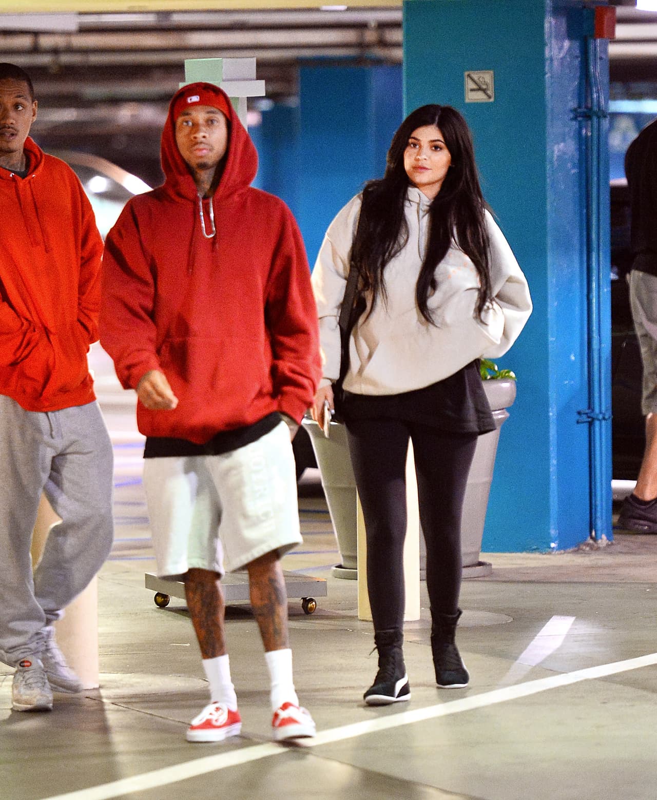 Al parecer el cantante no se puso muy feliz al ver las cámaras.