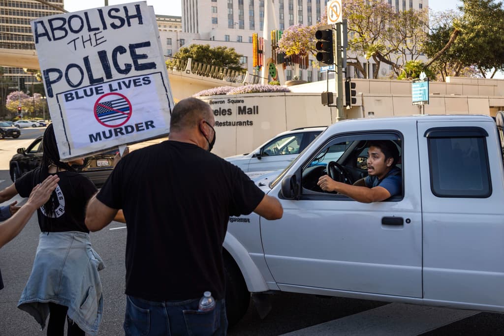 Este aniversario del arresto mortal para George Floyd surge en un contexto marcado por el gobierno de Donald Trump, que
<b> puso fin a los acuerdos de supervisión federal sobre los departamentos de policía</b> de Minneapolis y Louisville, Kentucky.