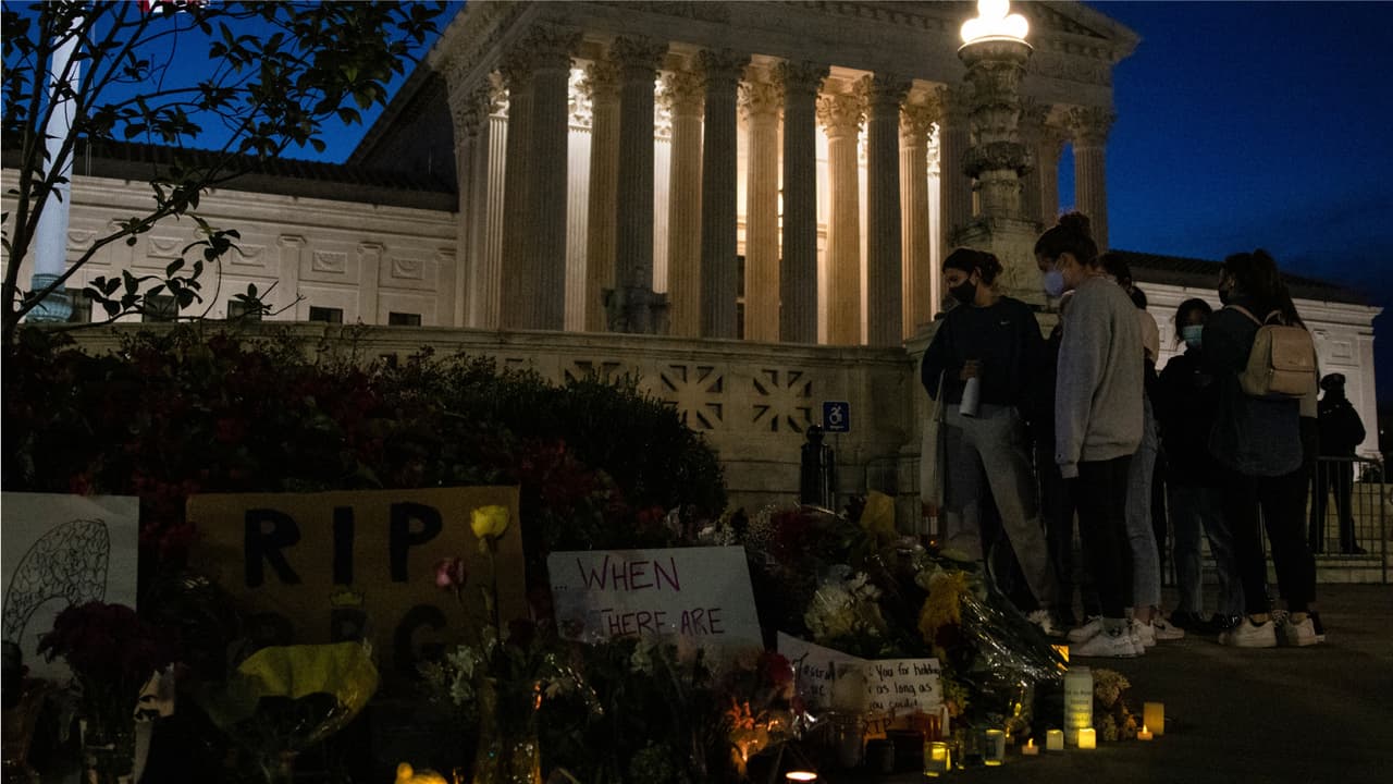 Momentos después de conocerse la noticia de su fallecimiento, los escalones de la Corte Suprema de Justicia se fueron llenando de personas que querían rendirle un homenaje a una mujer que ha sido considerada una heroína del país. La Casa Blanca ondeó la bandera a media asta en honor a la jueza. El presidente Trump y otros líderes políticos lamentaron su deceso y le dedicaron frases de admiración y respeto. 
<b><a href="https://www.univision.com/noticias/elecciones-en-eeuu-2020/que-pasara-con-la-vacante-que-deja-la-magistrada-ginsburg-te-explicamos-por-que-es-importante">Más información aquí</a></b>.
