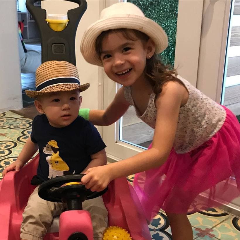 Michelle y Liam, los menores de los cinco hijos de Alan Tacher, se han vuelto inseparables y en esta ocasión emprendieron juntos el camino a la escuela.