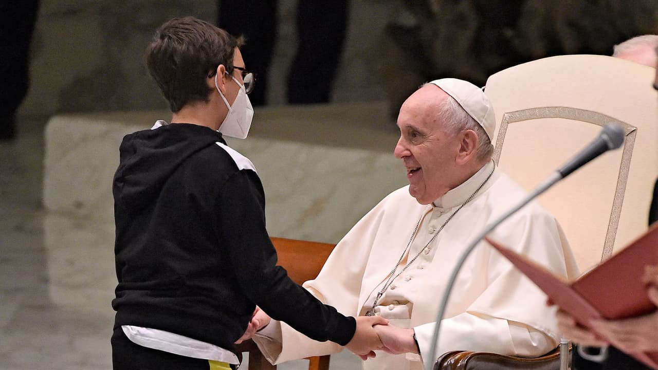 Gesto amoroso: papa Francisco regala su solideo a pequeño con limitación médica