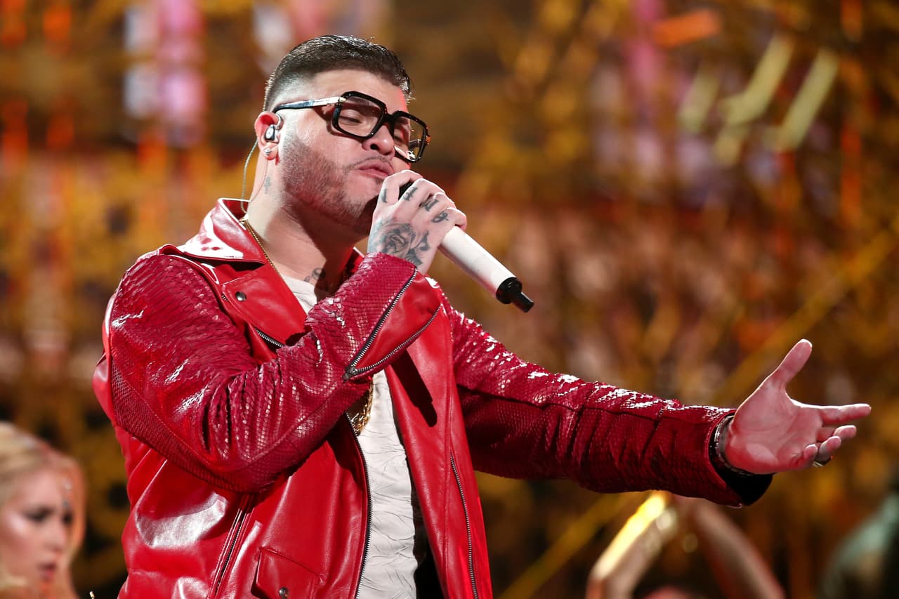 La moción presentada por el abogado del cantante no dice cuáles fueron los términos de la negociación hecha con la fiscalía, por lo que hasta el momento se desconoce si alguno de los cargos podría ser eliminado.