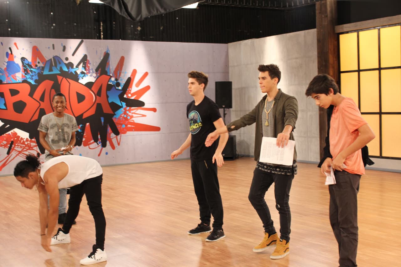 En el estudio los participantes afinan cada detalle de su presentación para #LaBandaLive show 4. El nivel de exigencia es cada vez más fuerte y ninguno quiere decir good bye.