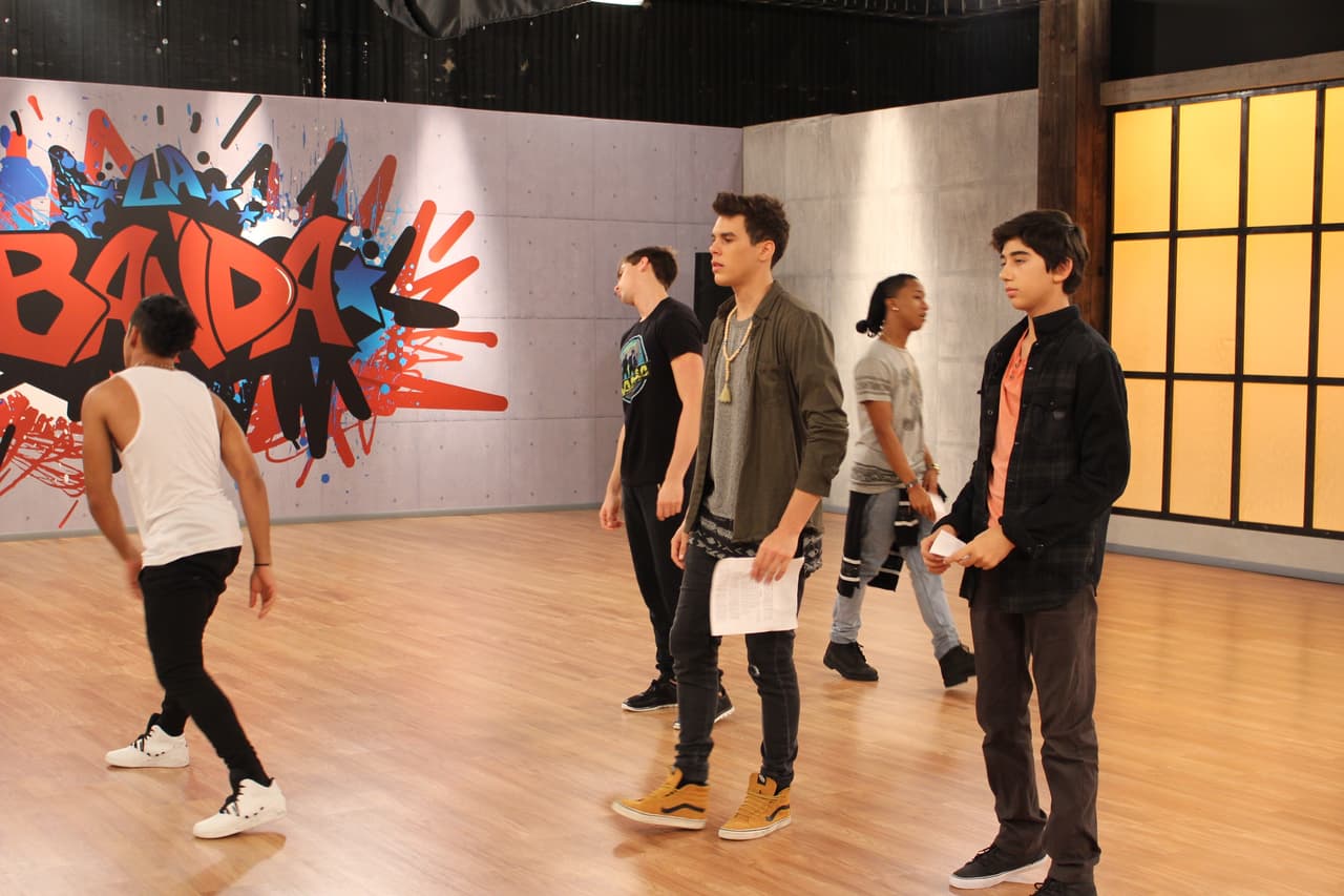 En el estudio los participantes afinan cada detalle de su presentación para #LaBandaLive show 4. El nivel de exigencia es cada vez más fuerte y ninguno quiere decir good bye.