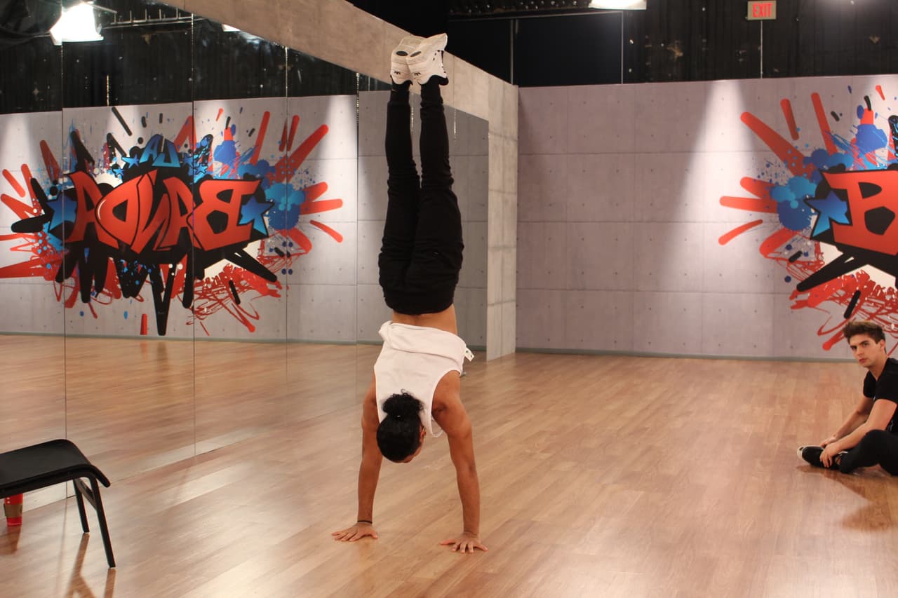 En el estudio los participantes afinan cada detalle de su presentación para #LaBandaLive show 4. El nivel de exigencia es cada vez más fuerte y ninguno quiere decir good bye.