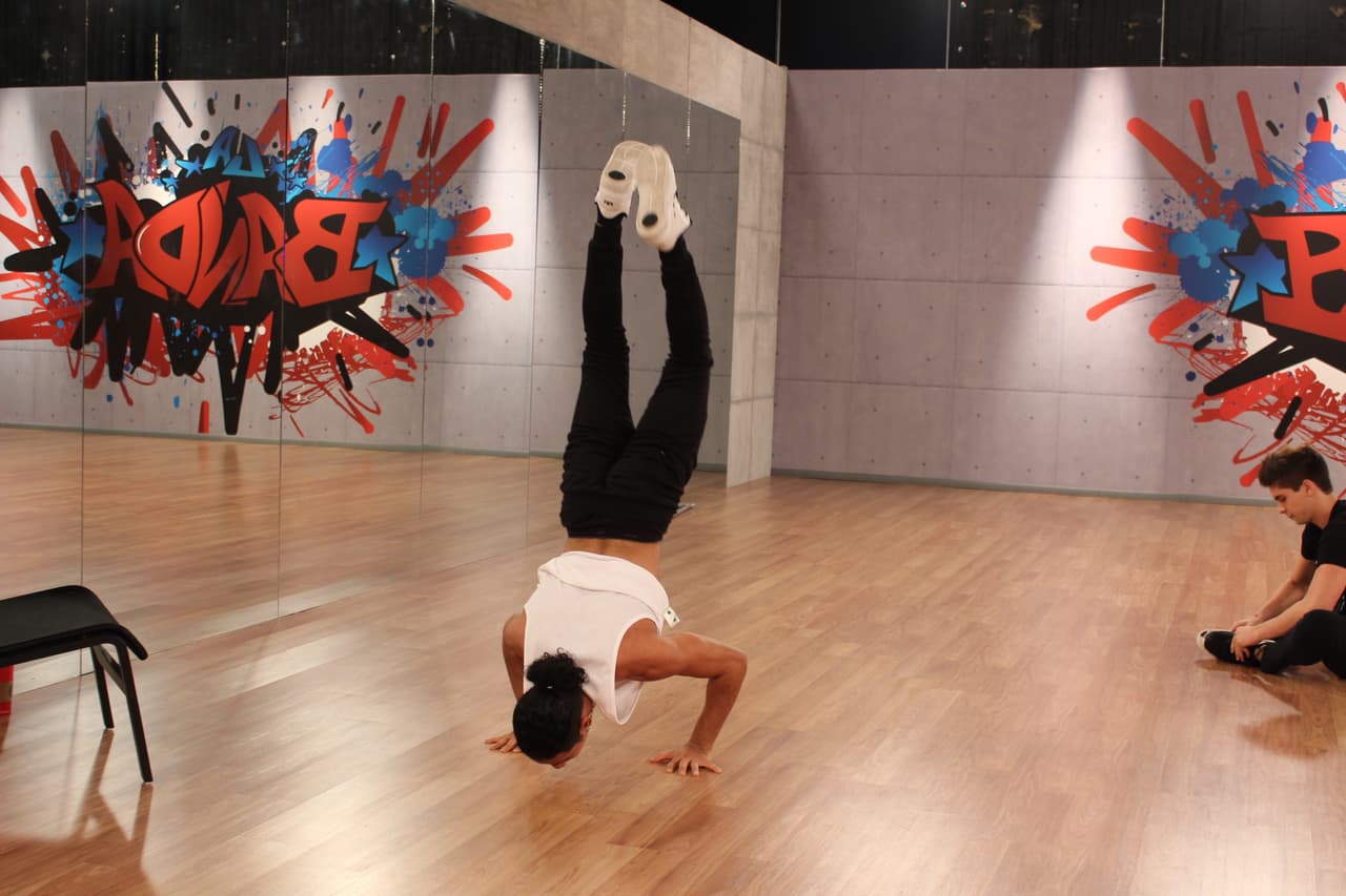 En el estudio los participantes afinan cada detalle de su presentación para #LaBandaLive show 4. El nivel de exigencia es cada vez más fuerte y ninguno quiere decir good bye.