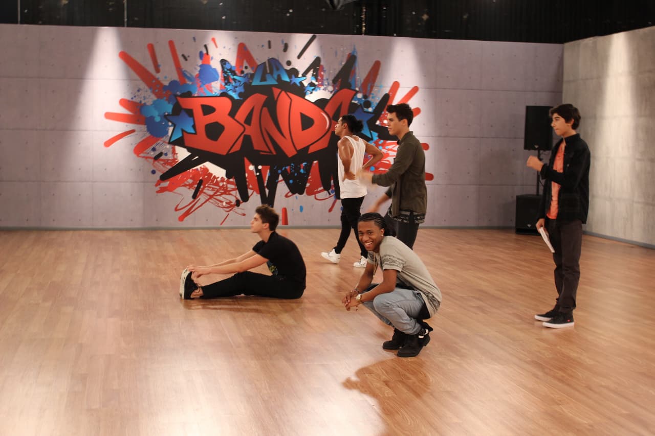 En el estudio los participantes afinan cada detalle de su presentación para #LaBandaLive show 4. El nivel de exigencia es cada vez más fuerte y ninguno quiere decir good bye.