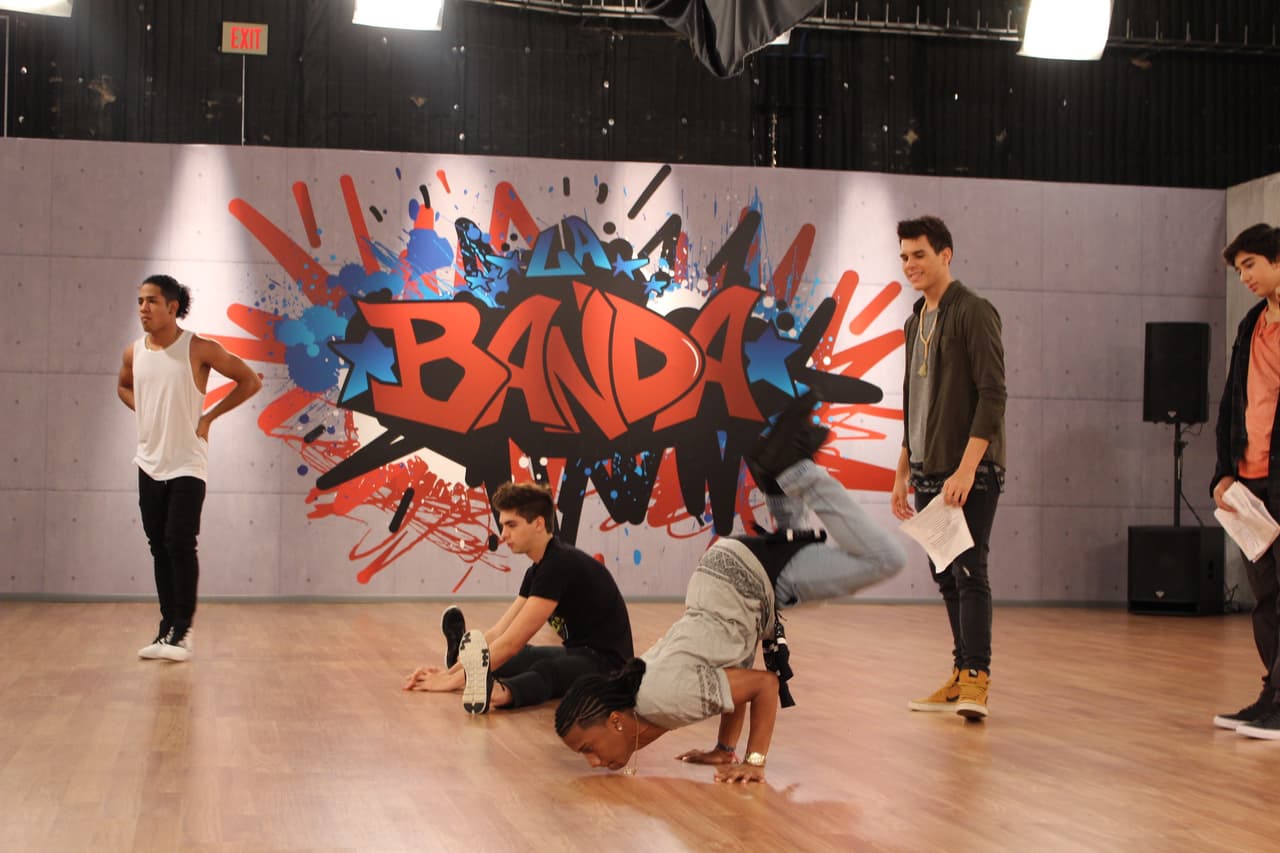 En el estudio los participantes afinan cada detalle de su presentación para #LaBandaLive show 4. El nivel de exigencia es cada vez más fuerte y ninguno quiere decir good bye.