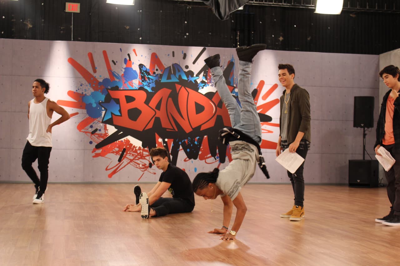 En el estudio los participantes afinan cada detalle de su presentación para #LaBandaLive show 4. El nivel de exigencia es cada vez más fuerte y ninguno quiere decir good bye.