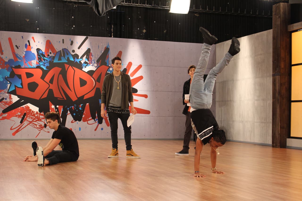 En el estudio los participantes afinan cada detalle de su presentación para #LaBandaLive show 4. El nivel de exigencia es cada vez más fuerte y ninguno quiere decir good bye.