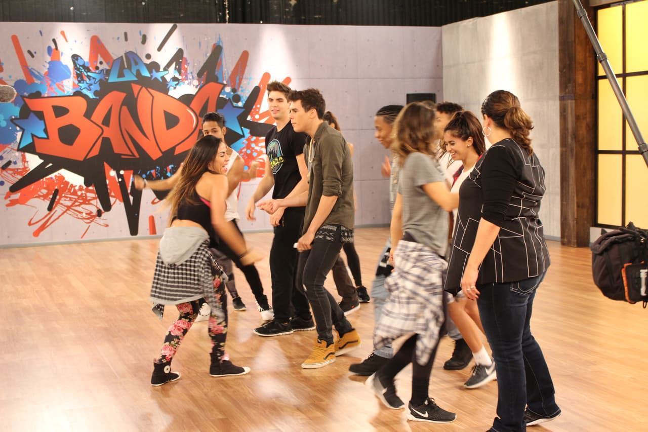 En el estudio los participantes afinan cada detalle de su presentación para #LaBandaLive show 4. El nivel de exigencia es cada vez más fuerte y ninguno quiere decir good bye.