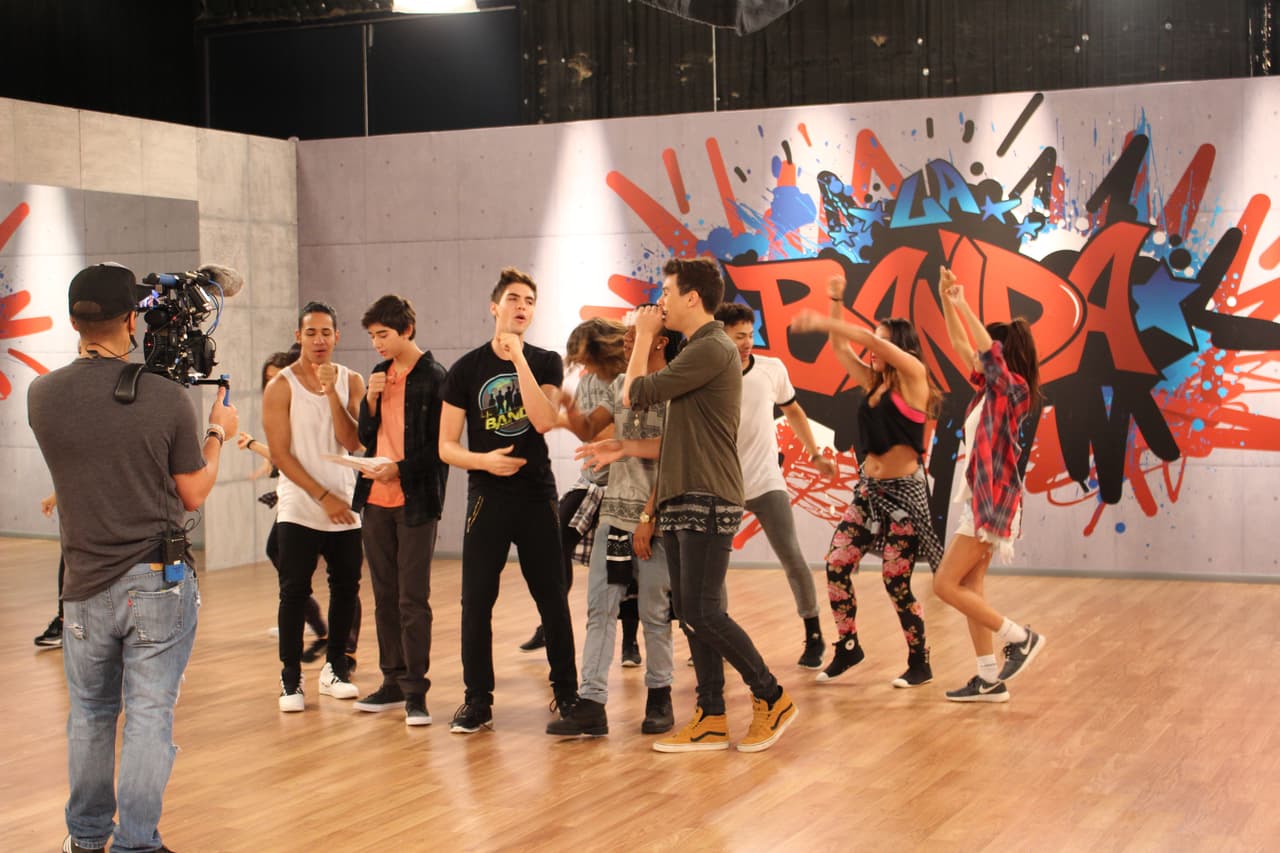 En el estudio los participantes afinan cada detalle de su presentación para #LaBandaLive show 4. El nivel de exigencia es cada vez más fuerte y ninguno quiere decir good bye.