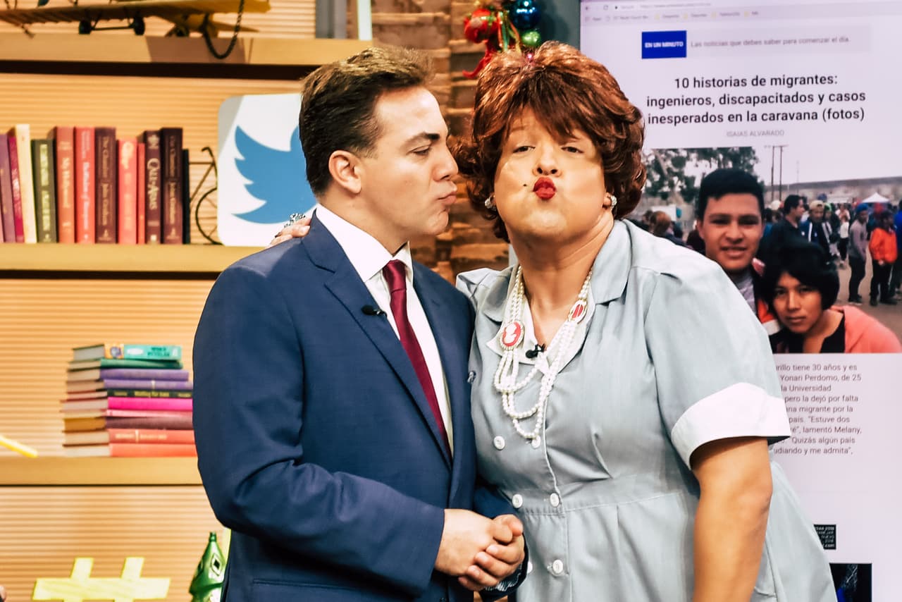 Cristian Castro reconoció el esfuerzo de Doña Meche y quiso premiarla con un tierno beso.