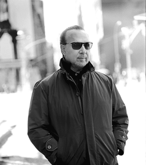 Cabe destacar que, Tommy Mottola estuvo casado con Lisa Clark durante 19 año y con quien concibió a Sarah y Michael Mottola.