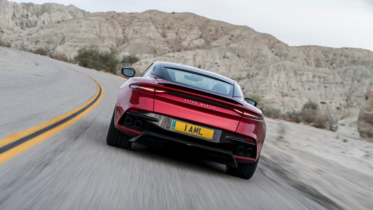 Cuando decimos que el Aston Martin DBS Superleggera es de 'vieja escuela' no estamos exagerando. Sus especificaciones básicas: tracción trasera, motor delantero y ningún tipo de asistencia eléctrica híbrida en su tren motriz podrían haber pasado por desapercibidas en el año 2000 y la hacen resaltar en un mar de súper autos híbridos con tracción total. Lo que no quiere decir que se trate de un portento tecnológico de última generación dotado de toda la tecnología de seguridad activa y pasiva necesarias para domar a un monstruo de 715 caballos de fuerza.
<br>