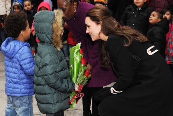 Y recibió los regalos con los que niños en las afueras del centro la esperaban.