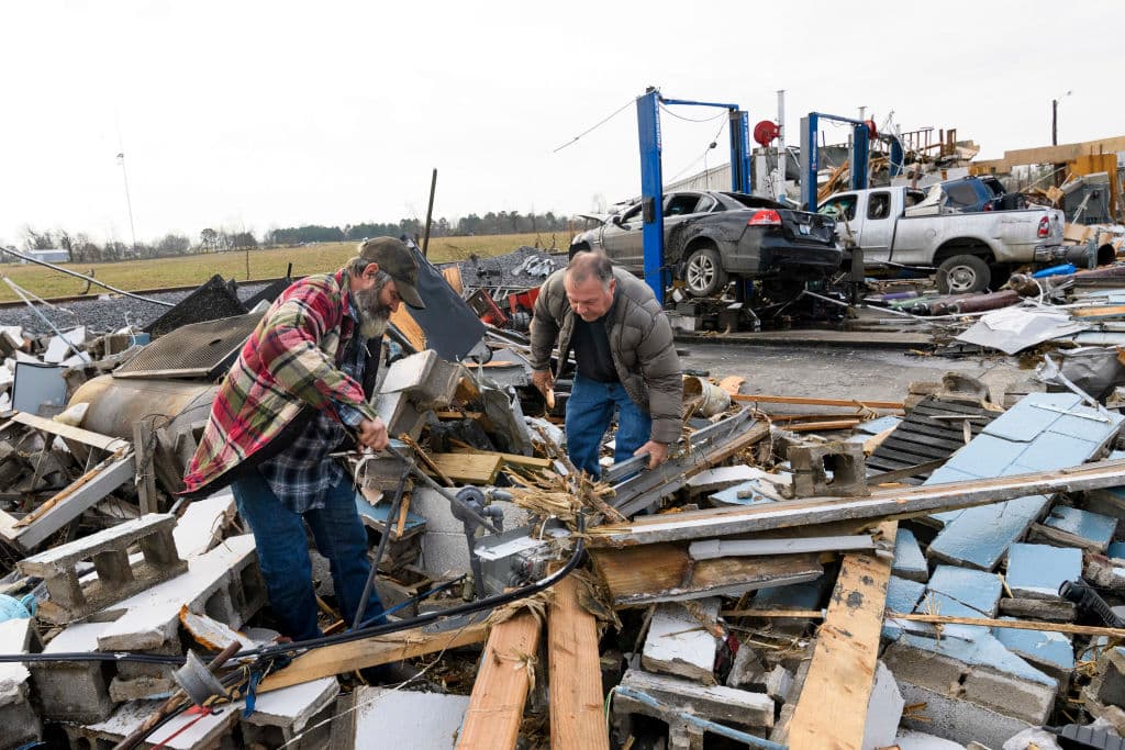 Se cre que el tornado que azotó Monette, en Arkansas, y Mayfield, en Kentucky, pasó arrasando durante unas 240 millas, cruzando hacia Missouri y Tennessee. De haber permanecido en el suelo, sin interrupción, durante todo ese camino, podría calificar como la ruta más larga de un tornado en la historia de Estados Unidos, y la primera en cruzar cuatro estados.