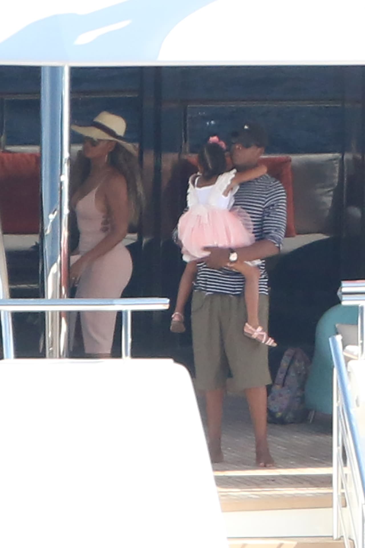 La feliz familia disfrutando del verano.