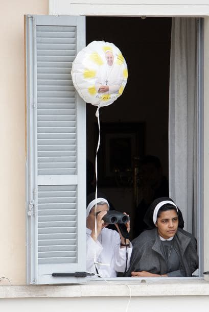 Fieles de todas las edades se emocionan ante la presencia de Francisco.
