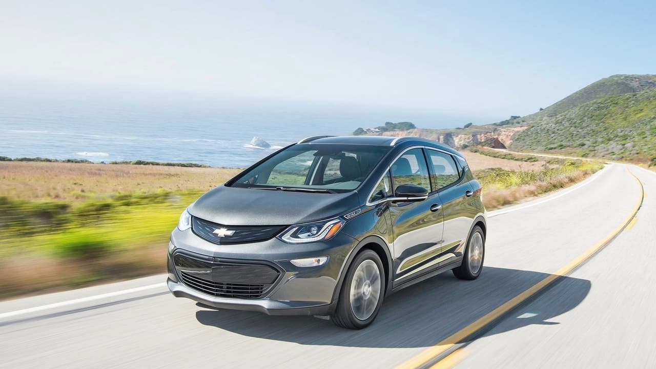 <h3 class="cms-h3-H3">Mejor carro ecológico de 2018: Chevrolet Bolt.</h3>
<br>
<br>Consumer Reports alagó la 
<b>briosa aceleración</b> del hatchback electrico de Chevrolet, así como su 
<b>maniobrabilidad precisa</b>. A la publicación también le gustó su autonomía de 250 millas, la cual ofrece a un precio regular (cuando se toman en cuenta los incentivos fiscales) y su posición de manejo alta que da muy buena visibilidad del camino. Aunque la publicación consiguió que a veces el auto se siente un poco brincón, consideró que el 
<a href="https://www.univision.com/noticias/autos/el-chevrolet-bolt-brilla-en-pruebas-de-choque-video" target="_blank">Chevrolet Bolt</a> es un gran logro de General Motors.