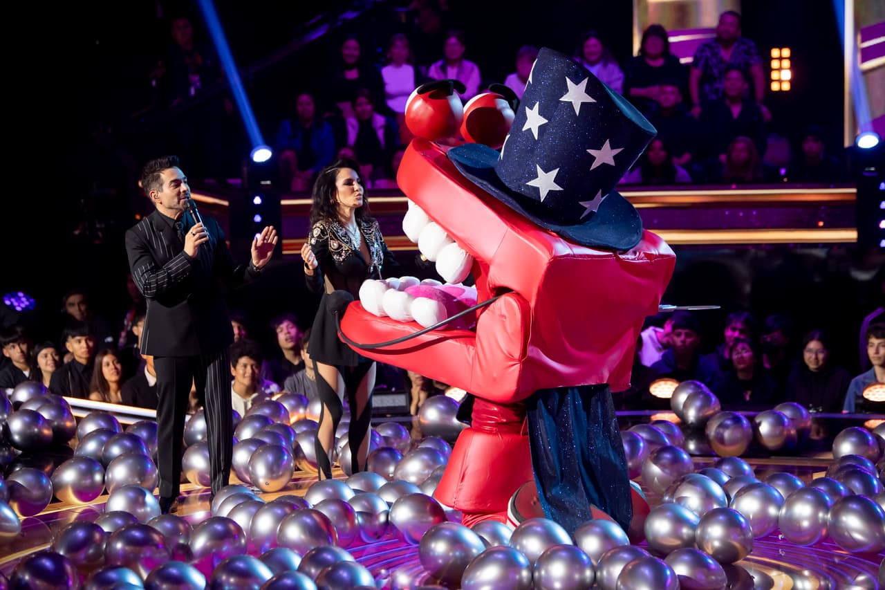 Martha Higareda bajó a darle un beso a Dientes. Su apuesta fue porque Paul Stanley está detrás del personaje, mientras Yuri dijo que Mario Bezares y Carlos Rivera a Ricardo Fastlicht. Juanpa Zurita señaló a Jorge ‘El Burro’ Van Rankin.