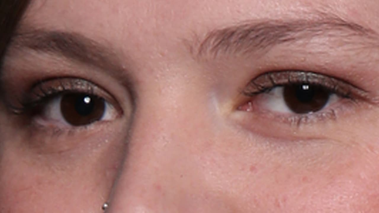 ¿Reconoces estos ojitos? Son de una de las cantantes del pop más 'cool' del momento.