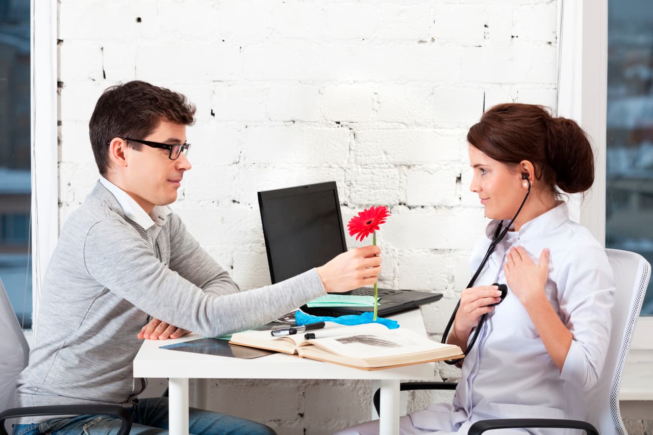 Lo que sucede es que al acudir a un hospital para visitar un amigo que está operado o en un proceso clínico, ir a una consulta rutinaria con tu médico o acudir a una clínica acompañando a otra persona estarás en el escenario adecuado para compenetrarte con quien está buscándote y puede cambiar tu vida sentimental.