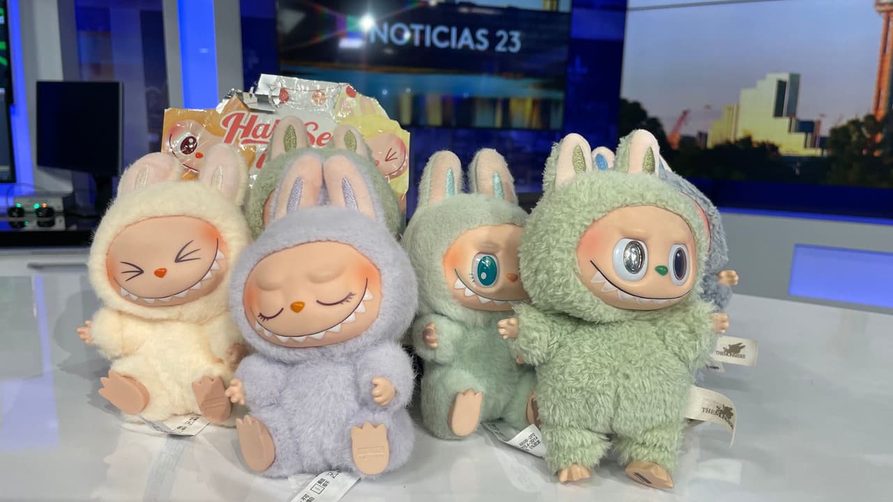 <b>Paso 3:</b>
<b>Movimiento de extremidades</b>
<br>Las extremidades de
<b>un labubu original </b>se pueden manipular y mover por completo, es decir, sus cabecitas o piecitos pueden dar vueltas completas. Cuando estos muñequitos son réplicas por lo general son más rígidos.
<br>