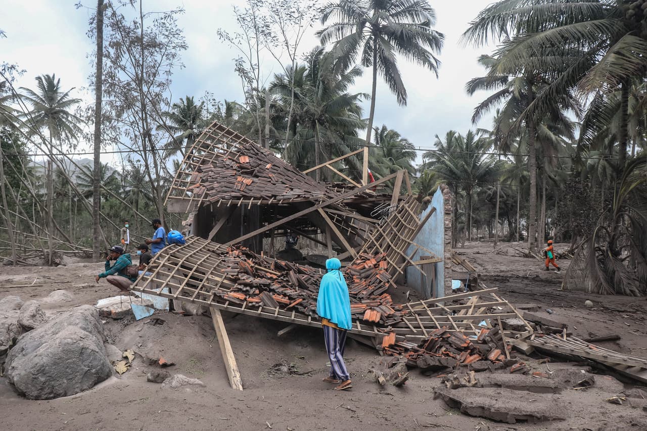 Después de la poderosa erupción del sábado, más 5,000 personas escaparon a refugios de emergencia improvisados.