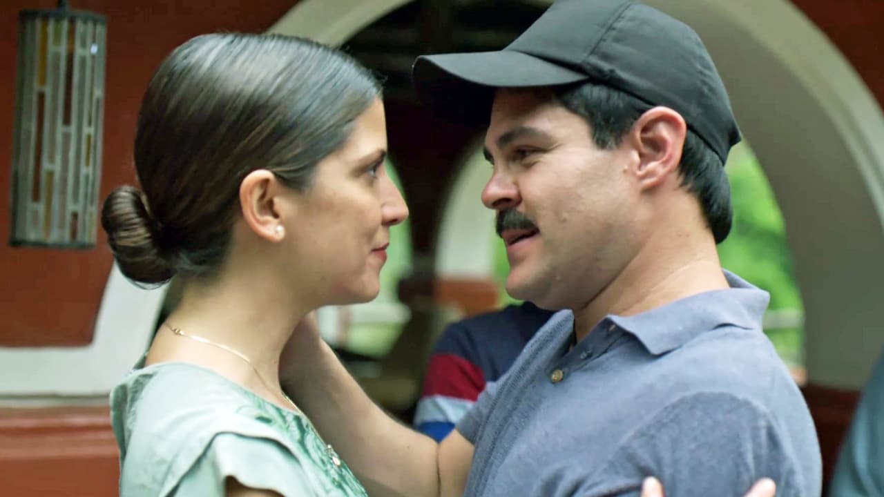 Alejandra es una mujer atractiva, fuerte y segura, conoce mejor que nadie a ‘
<b><a href="http://www.univision.com/series/el-chapo/marco-de-la-o-es-joaquin-el-chapo-guzman-en-el-chapo" target="_blank">El Chapo</a></b>’ y aunque sabe que tiene otras mujeres, mantiene una buena relación con ellas.