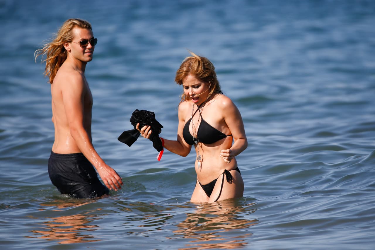 Gloria se veía de lo más sensual en un bikini negro.