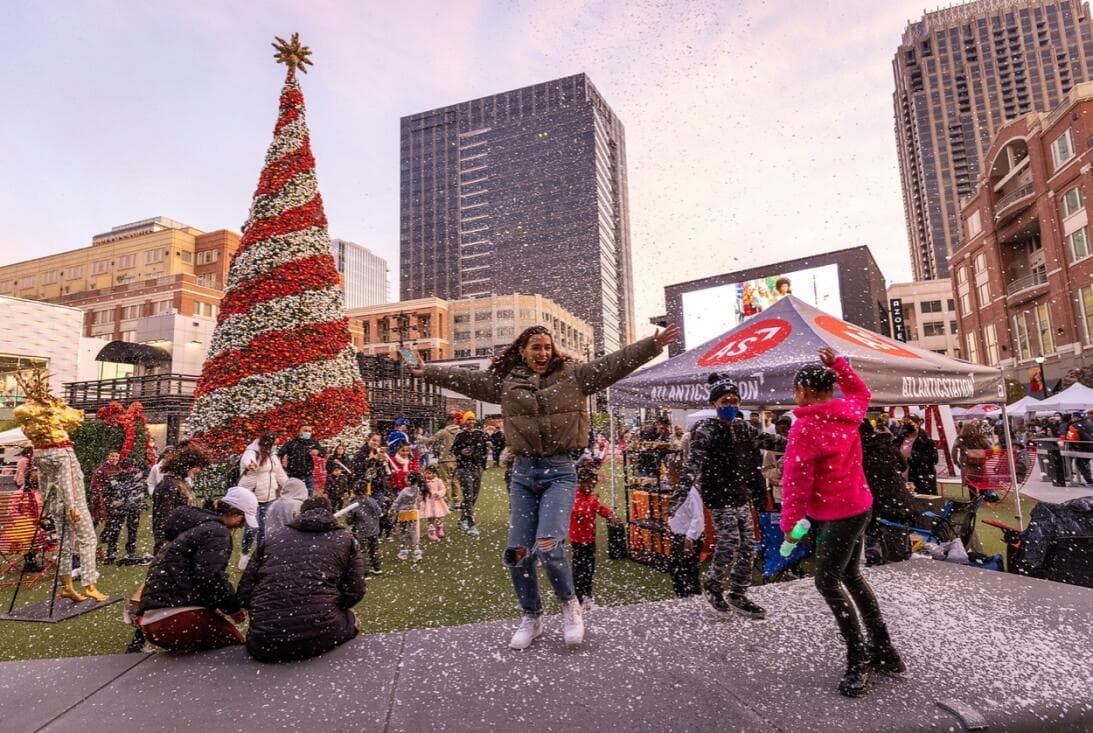 <b>IDEA 4: Visita mercados de temporada. </b>Si te faltan compras de último minuto, 
<b><a href="https://www.univision.com/local/atlanta-wuvg/localisimo/eventos-navidad-metro-atlanta-2023-fotos">podrías considerar visitar uno de los mercados de temporada que hay en el área de Atlanta y en otras ciudades del estado</a></b>, para obtener ese regalo único de Navidad y uno que otro adornito que no sabías que te hacía falta en casa.