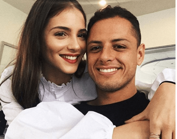 A esos mensajes le siguieron otros tantos hasta que la ahora pareja por fin confirmó su relación. "Pensarán y dirán lo que quieran, pero hay algo muy claro, no puedo dejar de verla", con estas palabras 'Chicharito' compartió su primera foto en con su novia.