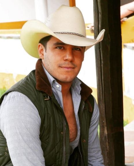 Luego de que Ortiz hiciera hincapié en que como intérprete del regional mexicano puede tener acceso fácil al alcohol, Eduardo Jr. respondió si cree que puede caer en los excesos.