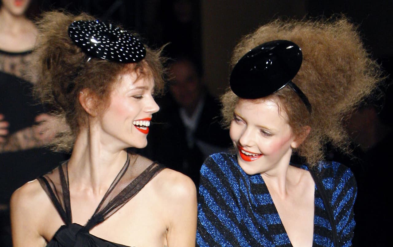 En sus desfiles, las modelos siempre salían sonriendo y bailando, algo imposible incluso hoy en día, cuando las modelos suelen aparecer muy serias.